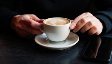 Is it better to drink coffee before or after breakfast?