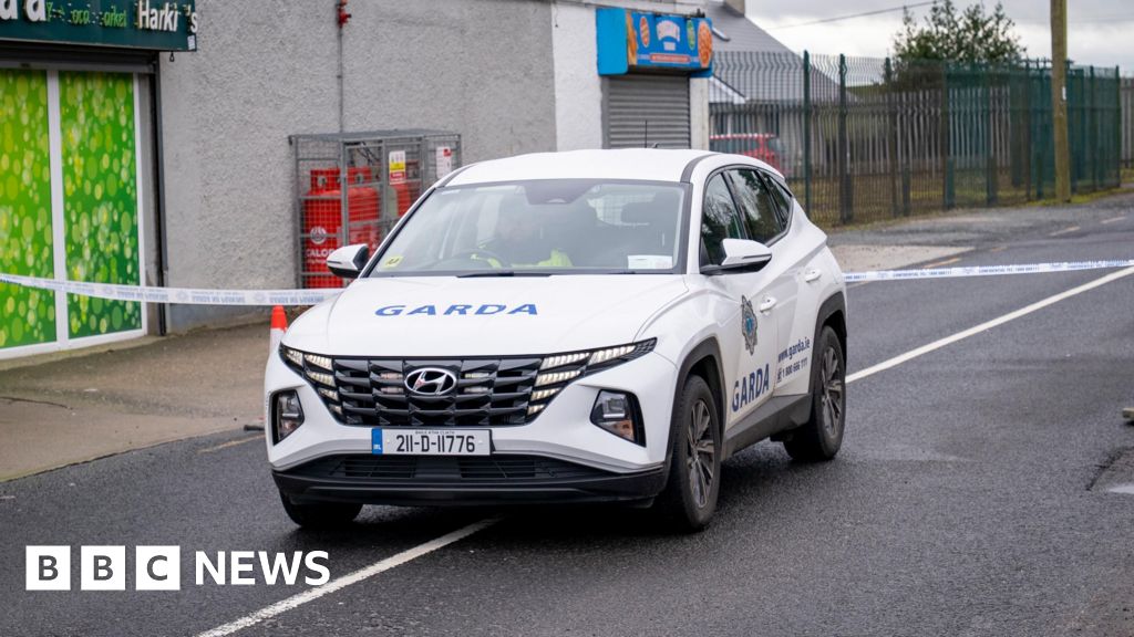 County Donegal: Two teenagers die in St Johnston road crash - BBC