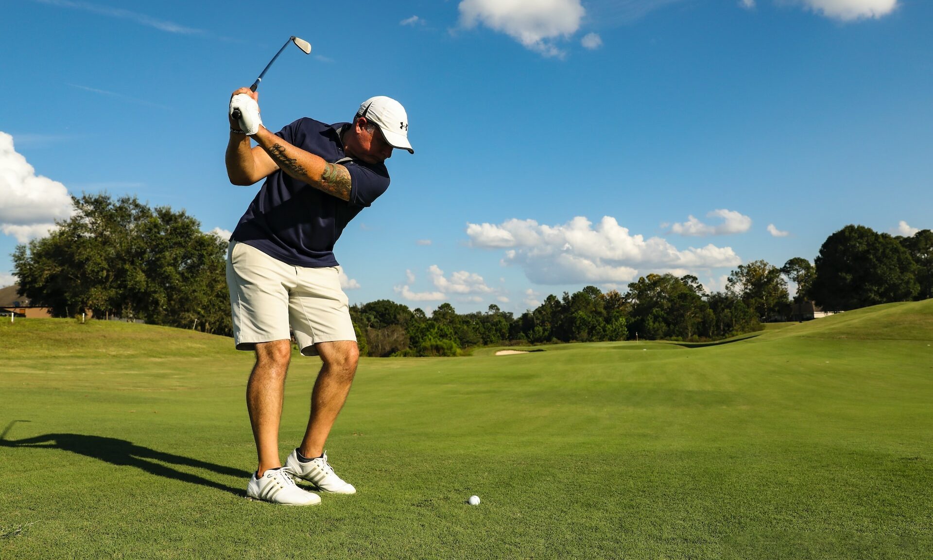 Someone about to take a swing at a golf ball.