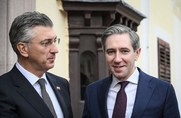 Simon Harris says he wants to put an age restriction on social media use - The Journal