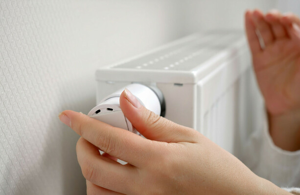 Almost 320,000 households behind on energy bills as arrears hit record high - The Journal