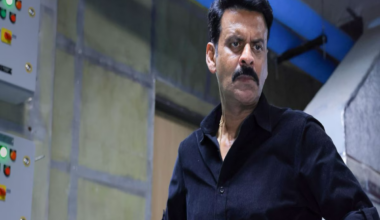 Ghooskhor Pandat Controversy