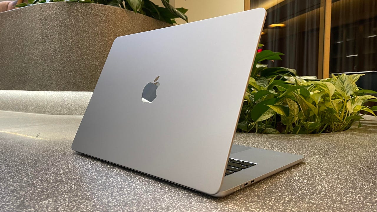 Apple MacBook Air M4 in Sky Blue