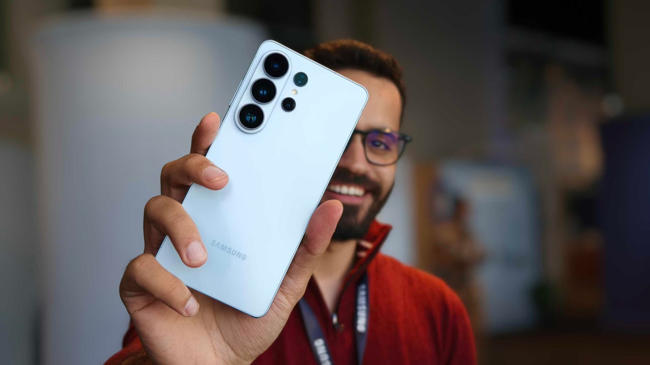 Prakhar Khanna holding the Samsung Galaxy S26 Ultra.