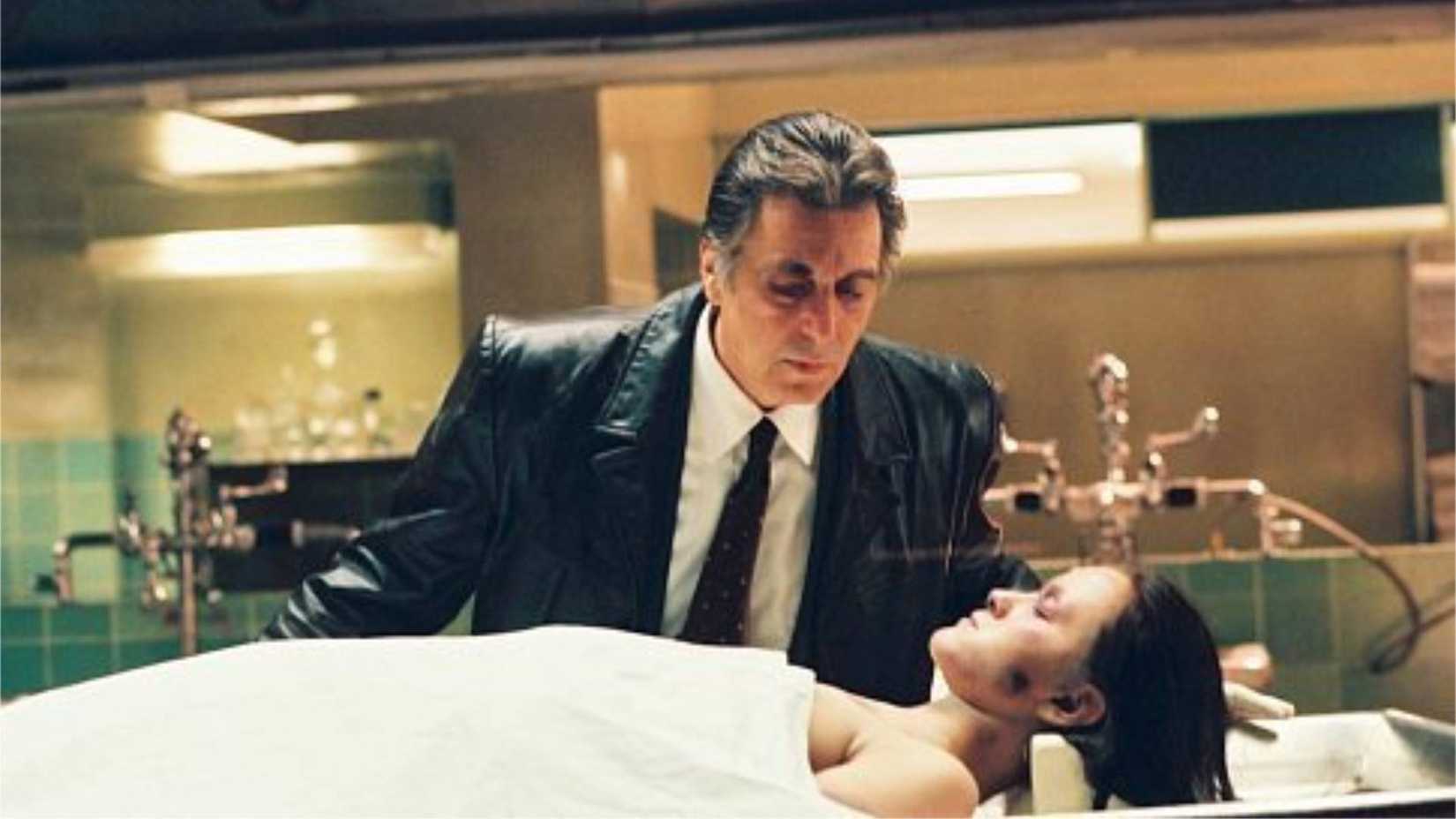 Al Pacino as Dormer looking at a dead boy in Insomnia (2002)