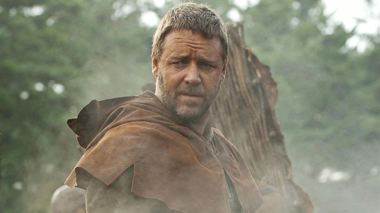 Russell Crowe as Robin surrounded by flying dust in Robin Hood (2010)
