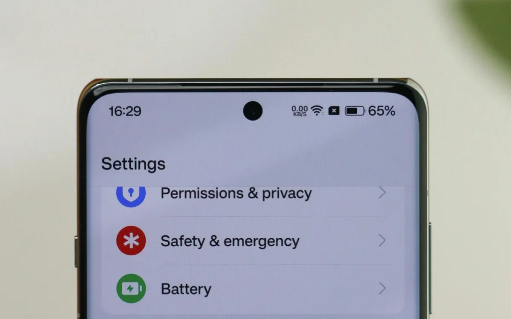 A woman carried out a year-long experiment with her iPhone 16 Pro Max, strictly sticking to an 80 percent charge limit to see how it impacted the battery’s health
