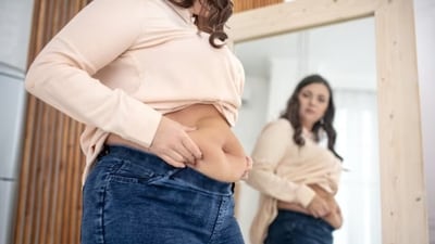 According to fitness coach Zarina Manaenkova, to get rid of a flabby tummy, focus on pressure regulation and fluid flow. (Freepik)