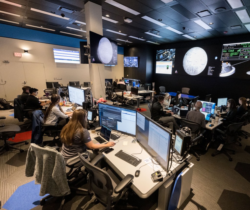 The Artemis II Lunar Science Team works in the Science Evaluation Room (SER) in the Mission Control Center at NASA’s Johnson Space Center in Houston. The SER supports the mission’s main flight control room for lunar science and planetary observations. Built specifically for Artemis missions with these science priorities in mind, the SER is equipped to support rapid data interpretation, collaborative analysis, real-time decision making, and seamless coordination between the science and operations teams. (NASA/James Blair)
