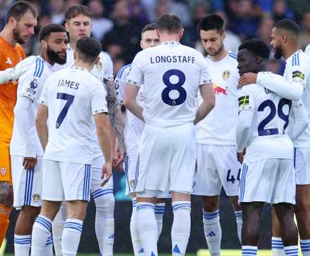 Leeds United players huddle before the match