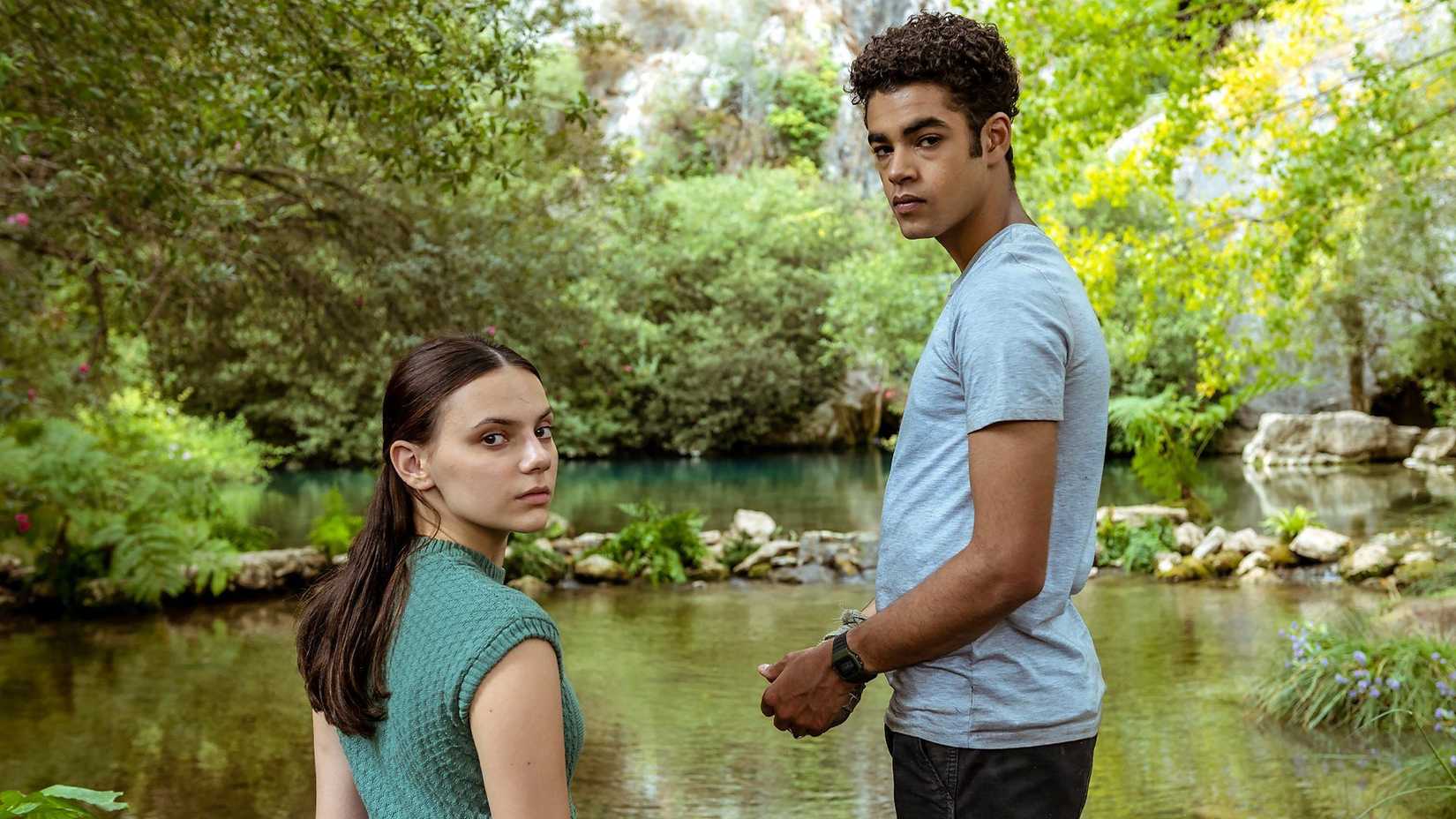 Lyra and Will at the Botanic Garden in His Dark Materials, staring at the screen