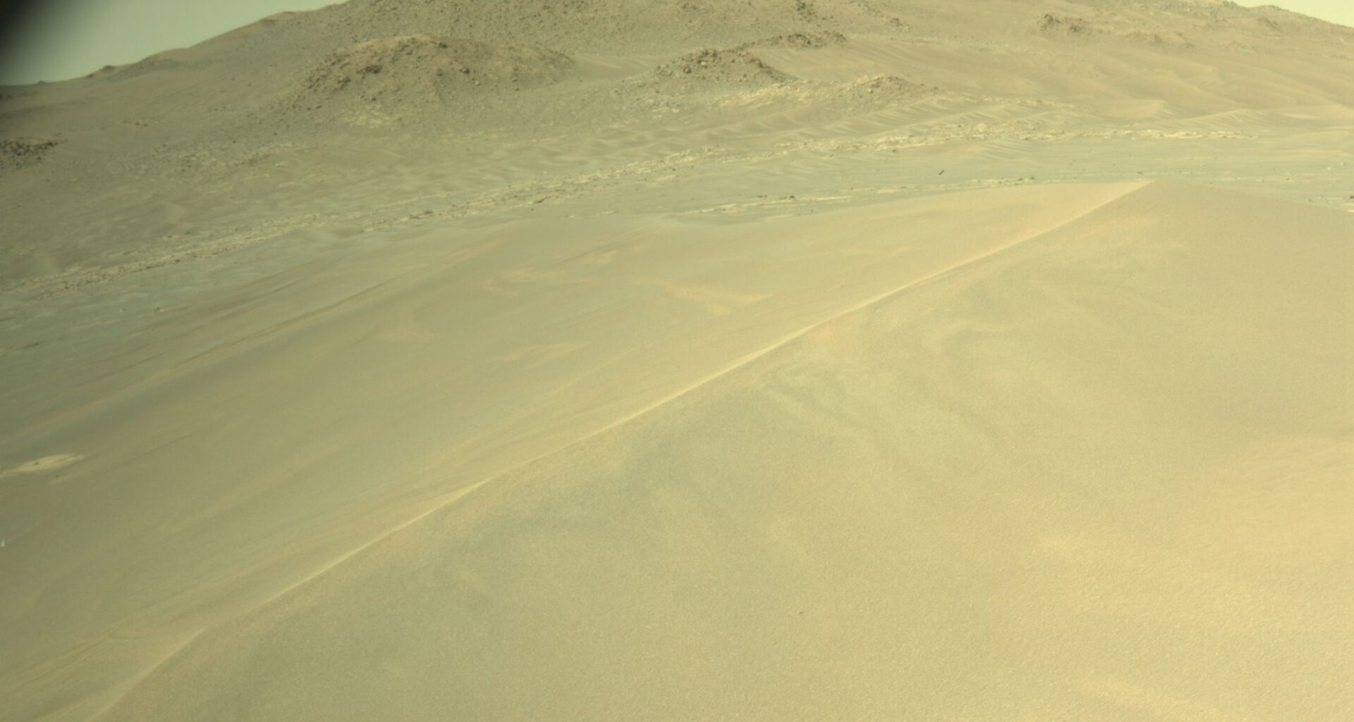 Mars sand ridge preserves record of powerful ancient winds