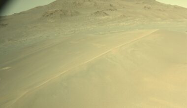 Mars sand ridge preserves record of powerful ancient winds