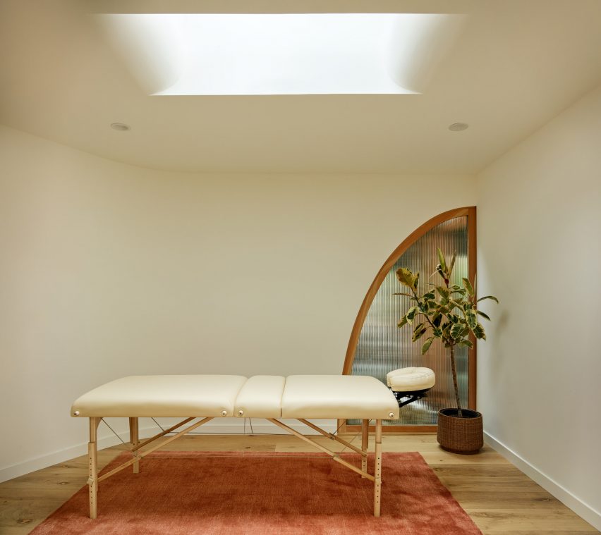 A space for practising traditional Chinese medicine including curved walls and a skylight