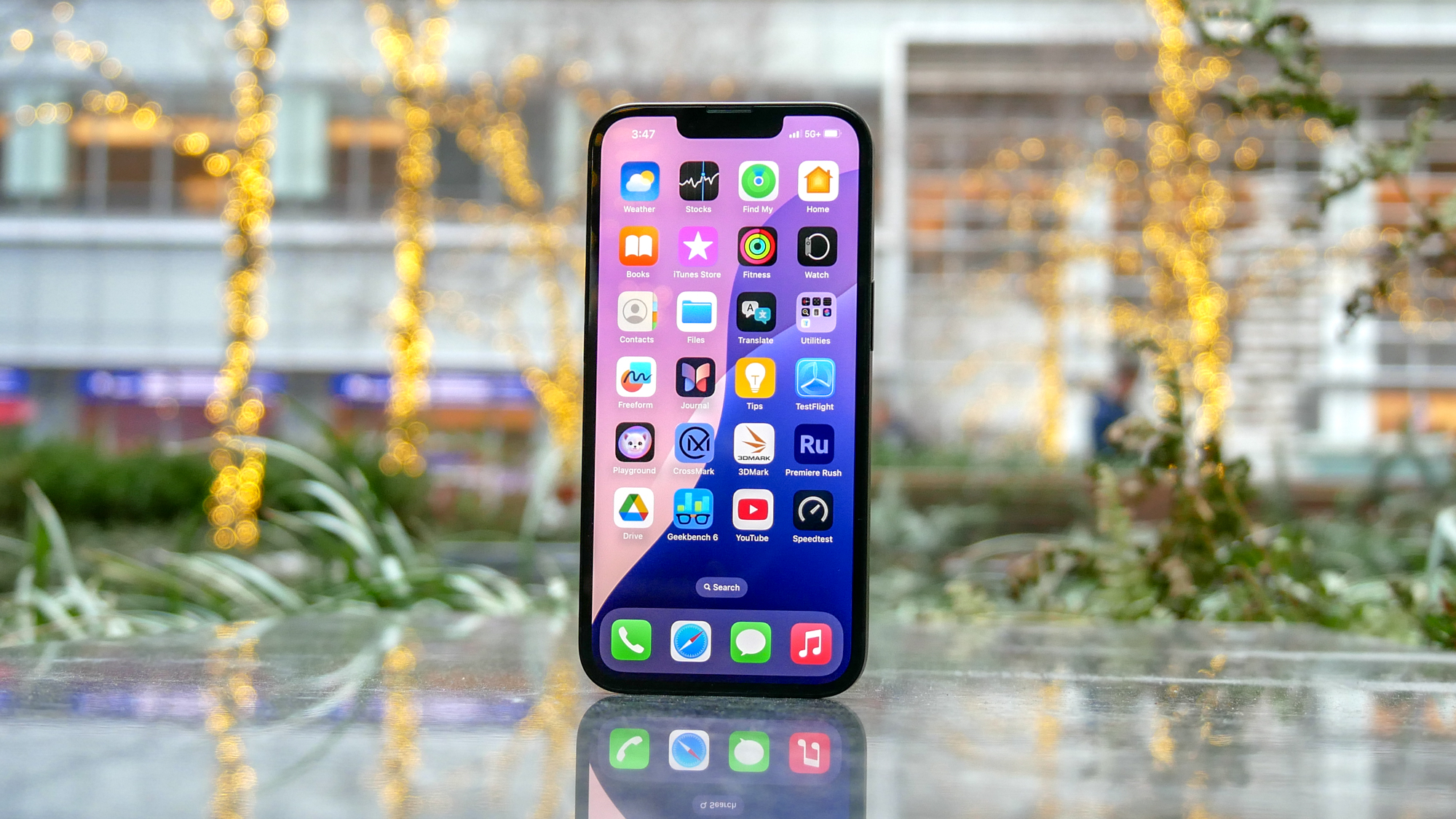 iPhone 16e showing homescreen.