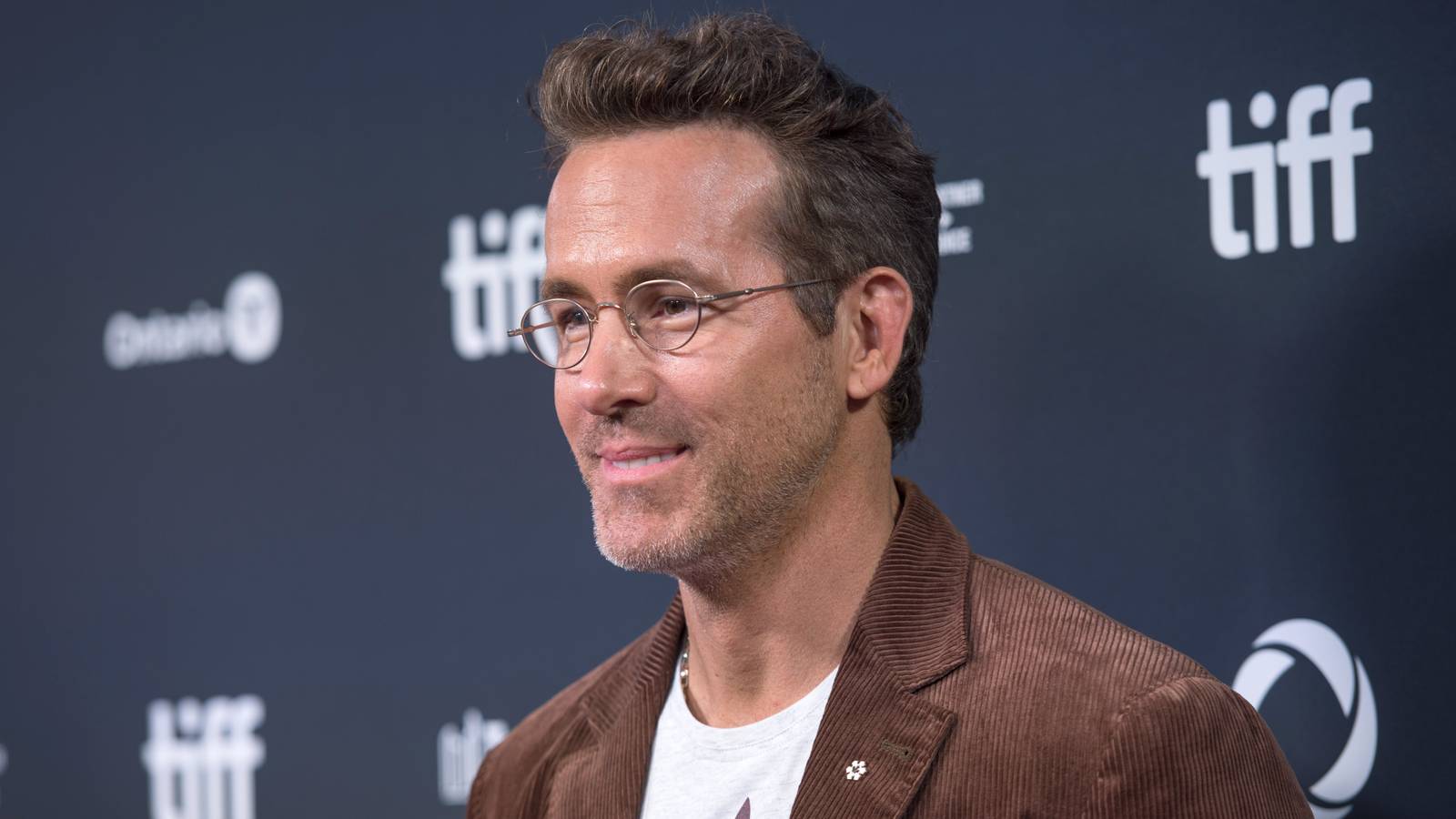 Ryan Reynolds & Kenneth Branagh's Apple TV Action Movie Revealed In First Look Image