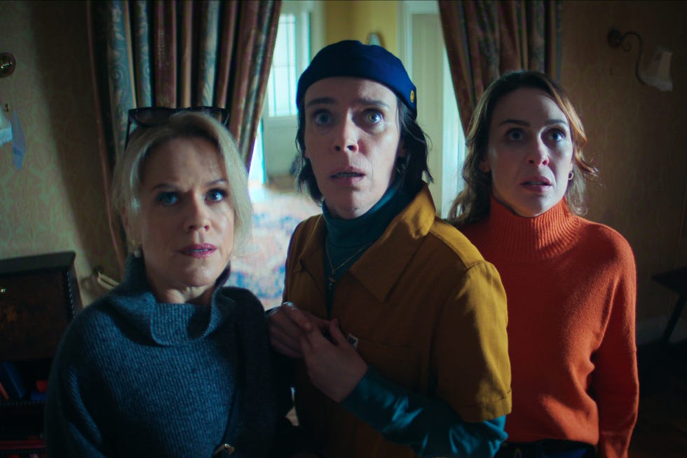 Sinead Keenan as Robyn, Caoilfhionn Dunne as Dara, Roisin Gallagher as Saoirse, How to Get to Heaven from Belfast sinead keenan as robyn, caoilfhionn dunne as dara, roisin gallagher as saoirse, how to get to heaven from belfast