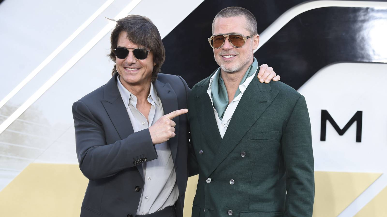 A Startlingly Realistic Tom Cruise & Brad Pitt AI Fight Video Has Deadpool Writer Rhett Reese Sounding The Alarm