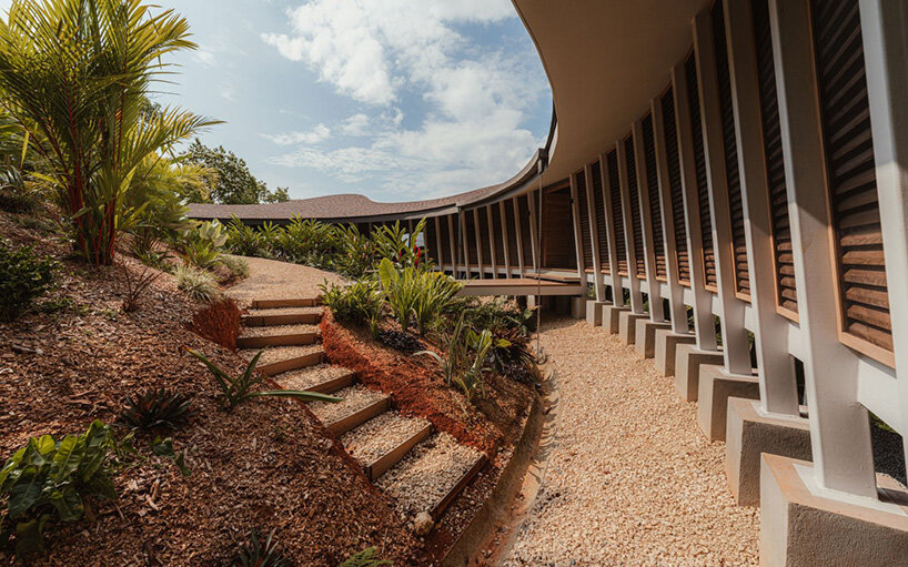 wavy roofscape crowns open-air residence by studio saxe along costa rica's pacific coast