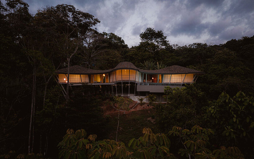 wavy roofscape crowns open-air residence by studio saxe along costa rica's pacific coast