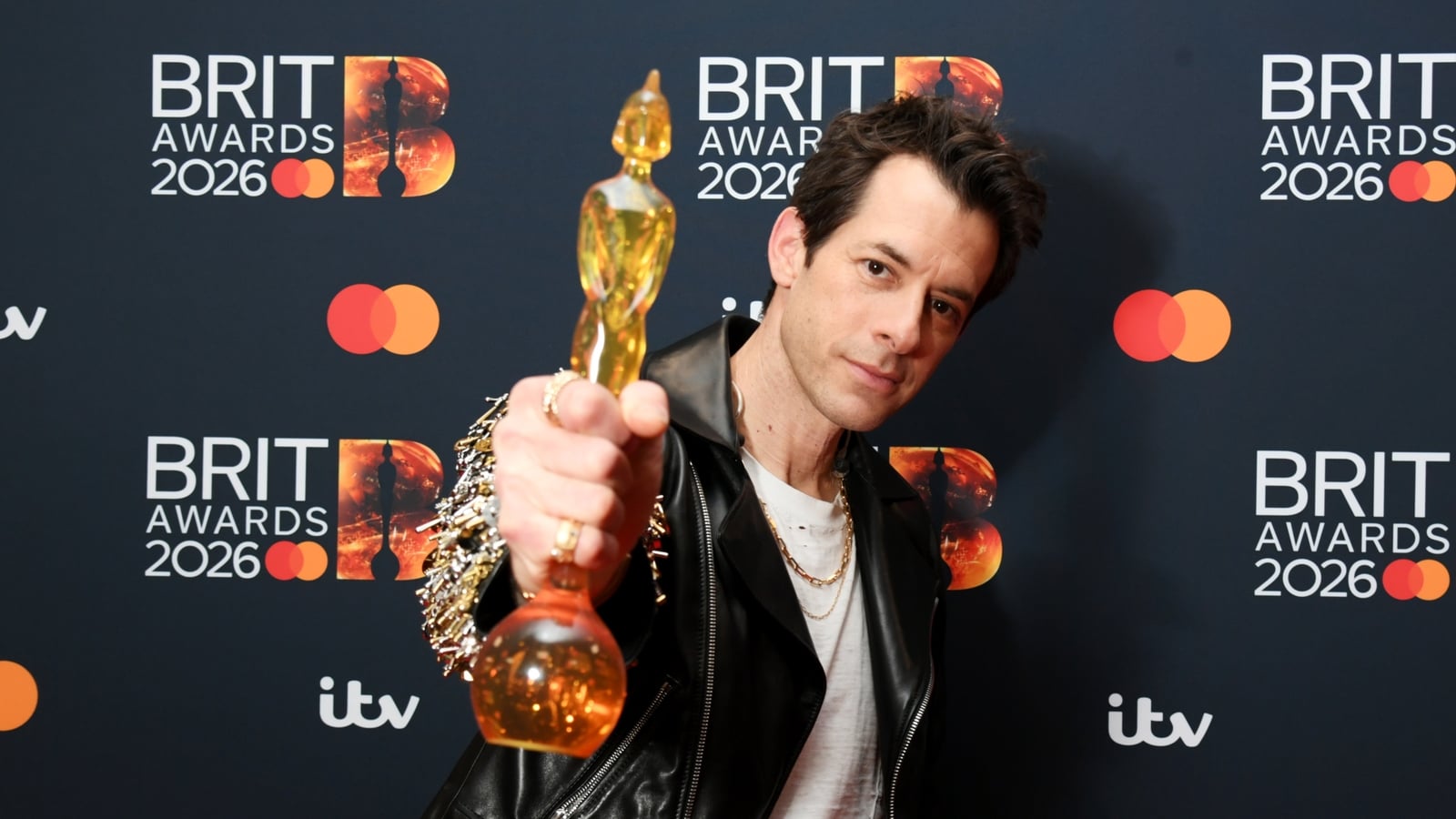 Mark Ronson remembers Amy Winehouse at BRIT Awards