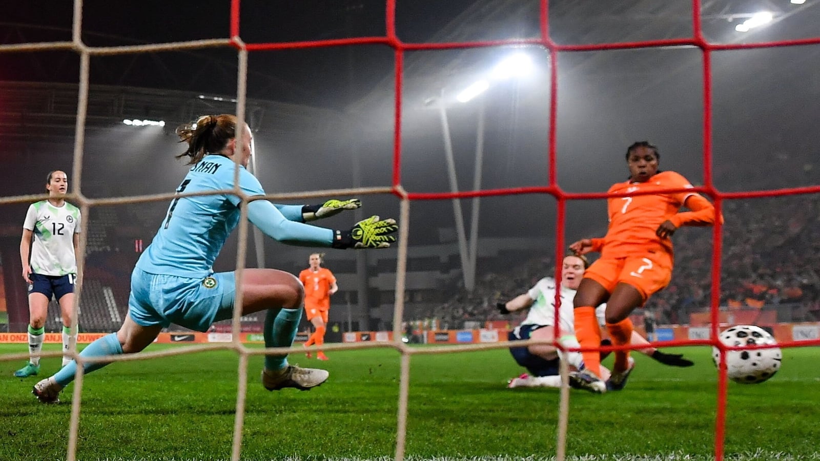 Beerensteyn brace sinks gutsy Ireland in Utrecht