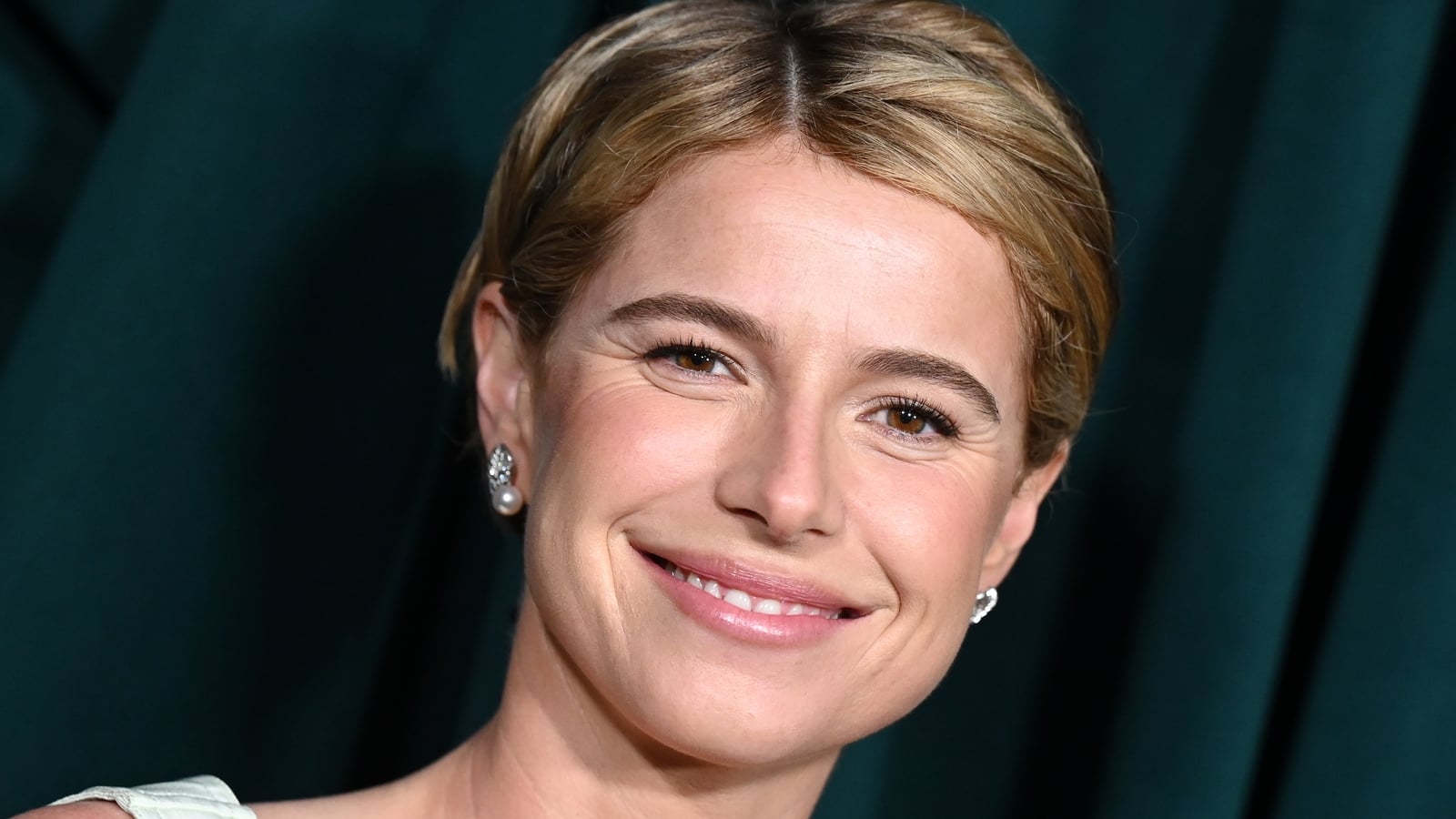 Jessie Buckley dazzles in Chanel at 2026 pre-Oscar dinner