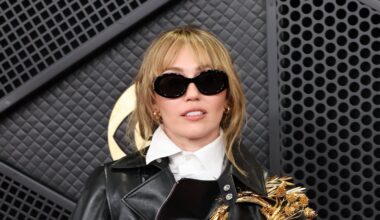 Cyrus tears up in Hannah Montana anniversary trailer