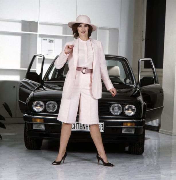 Ilona Schulz-Baumgart, the wife of singer Klaus Baumgart poses in front of a BMW 3 Series, Germany Hamburg 1978/1979