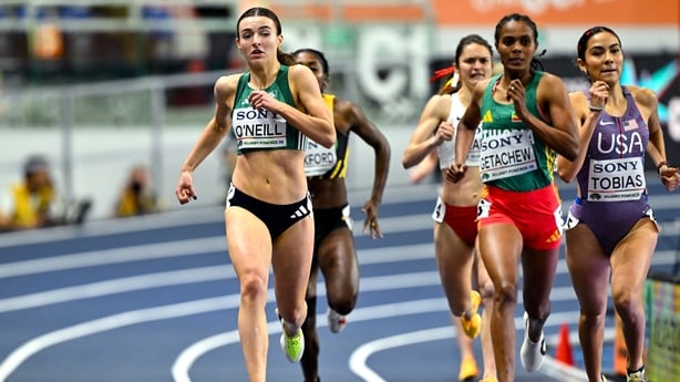 20 March 2026; Maeve O'Neill of Ireland, left, competing in the women's 800m heats during day one of the World Athletics Indoor Championships at Kujawsko-Pomorska Arena in Torun, Poland. Photo by Sam Barnes/Sportsfile