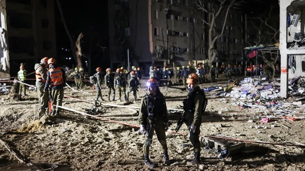 First responders inspect the site of an Iranian missile strike in Arad early on March 22, 2026. Iranian missile strikes on two southern Israeli towns wounded more than 100 people on March 21, medics said, after Israeli air defence systems failed to intercept the projectiles. (Photo by Ilia YEFIMOVIC
