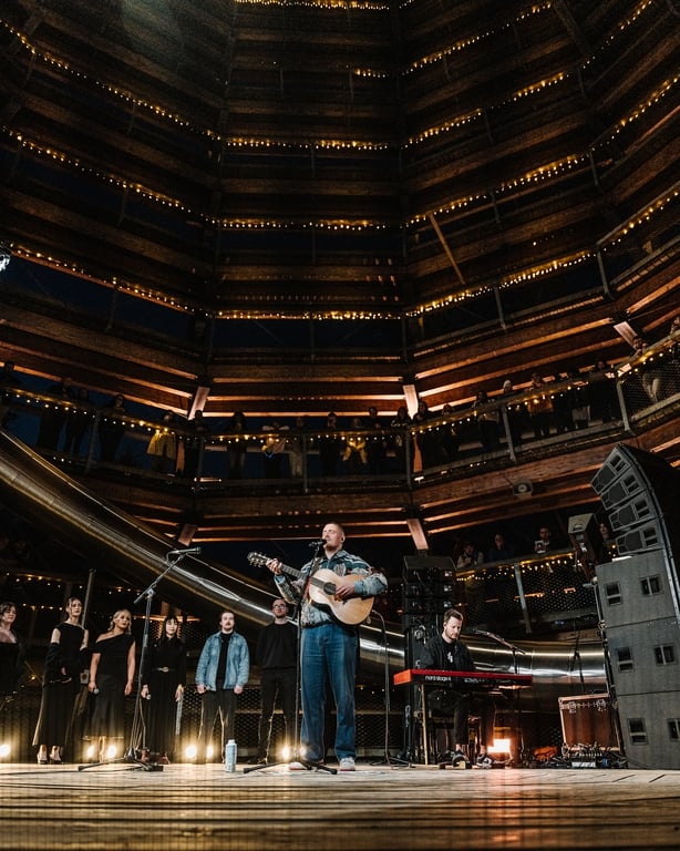 Irish singer-songwriter surprises fans