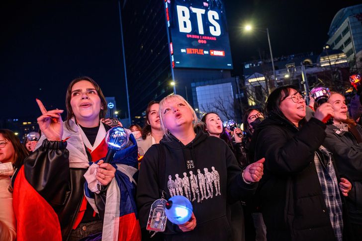 Members of BTS' ARMY attend the group's comeback concert in Seoul, Saturday. Korea Times photo by Shim Hyun-chul 