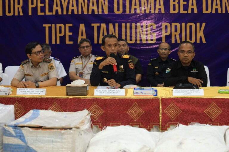 Adhang Noegroho Adhi, head of Tanjung Priok Customs, providing a statement to members of the media.