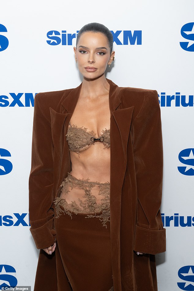 Once arriving at the studios, Maura once again showed off her sensational outfit as she posed up a storm for the cameras ahead of her appearance on the show