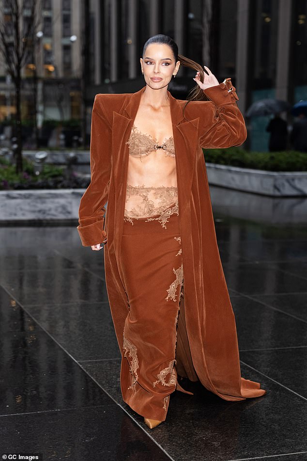 The TV personality, 35, looked nothing short of sensational as she showed off her incredible abs in a skimpy lace bra and chic burnt orange velvet suit