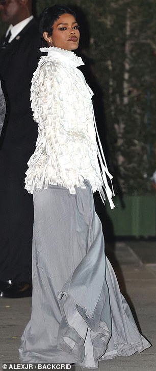 Taylor, 35, whose co-stars in her new picture include Leonardo DiCaprio and Sean Penn, brought the ensemble together with glistening ear jackets