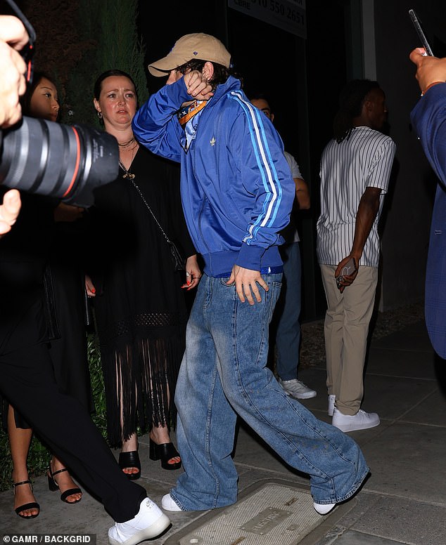 The Saltburn star kept comfortable in a pair of denim jeans and rocked a pair of white trainers as he quickly headed inside the bash