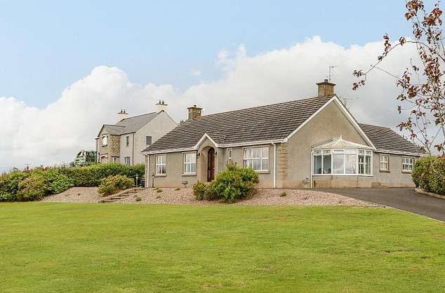 Braeside Farm House, a bungalow on a hill with an outdoor hot tub and three bedrooms