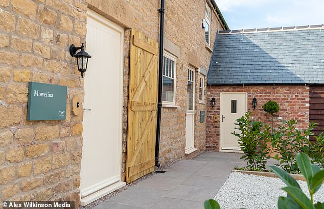 Mowerina, a spacious three-room barn conversion with a hot tub in Nottinghamshire