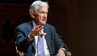 Powell sees inflation outlook in check, no need to hike rates because of oil shock