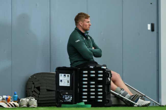 paddy-mccarthy-watches-training-with-an-injury