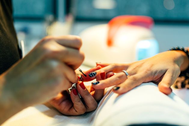 Judge approves salon’s €15k offer to schoolgirl whose fingers reacted badly to acrylic nails