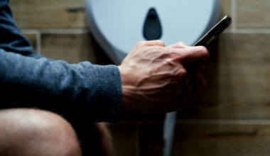 phone-use-on-toilet