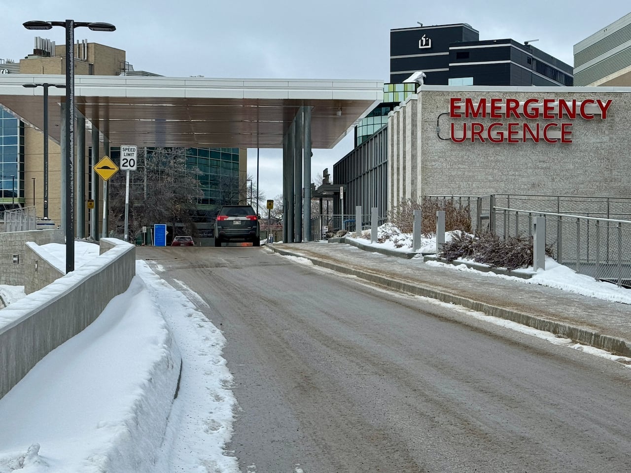 A building with a sign that says 'EMERGENCY URGENCE'