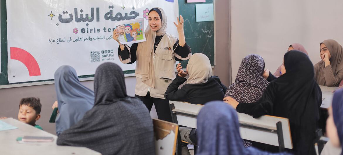A young female volunteer from the Social Development Forum conducts a Girls’ Tent initiative session for Comprehensive Sexual Education awareness for mothers and women in Gaza.