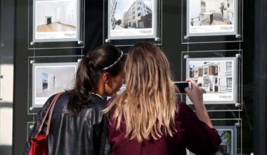 Hundreds of mortgage deals pulled from market amid threat of triple interest rate rise