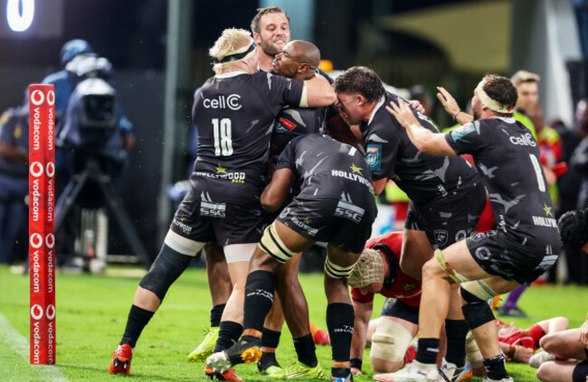 makazole-mapimpi-celebrates-with-teamates-after-scoring-a-try