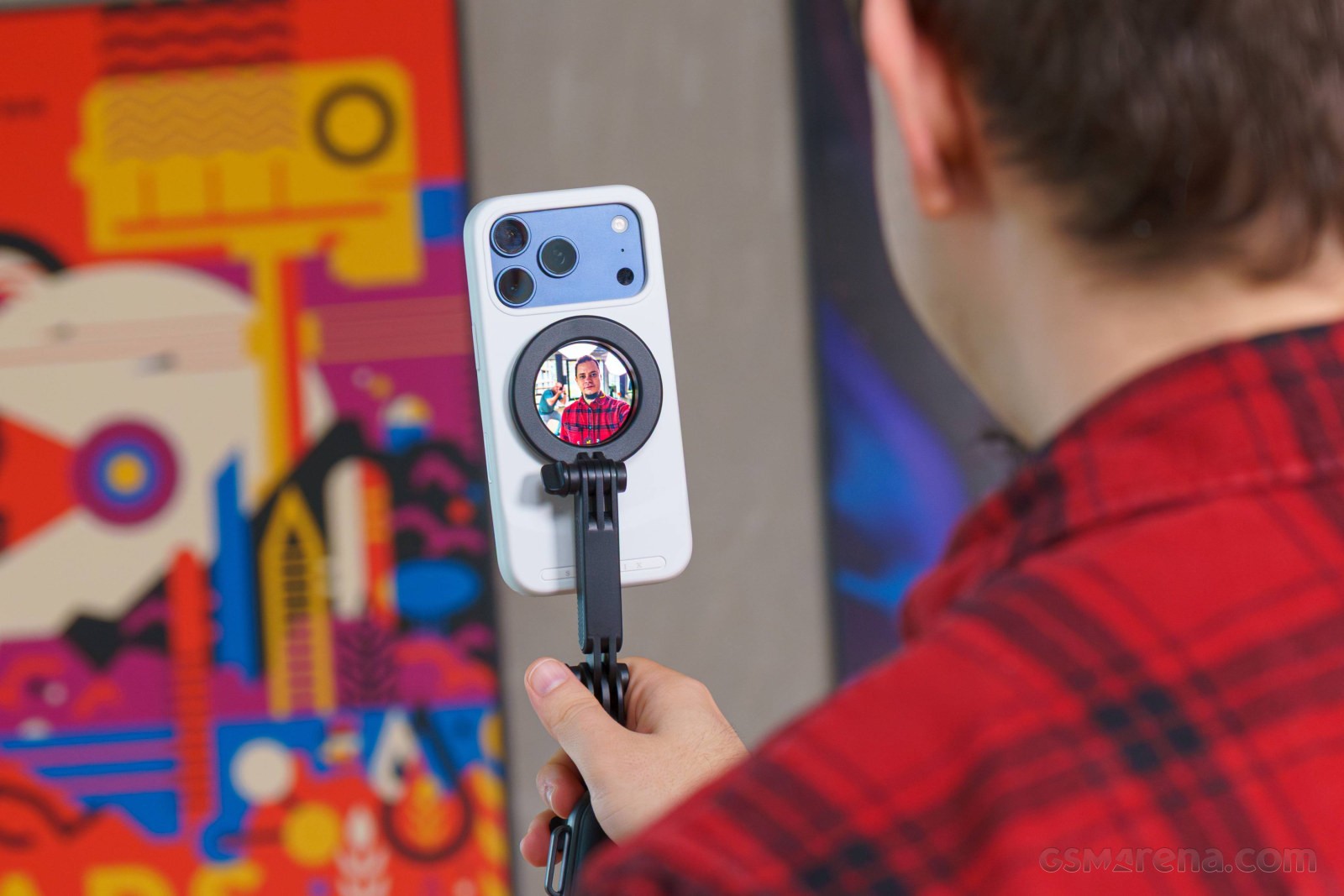 Selfix iPhone case hands-on: a case with a rear display and a microSD slot