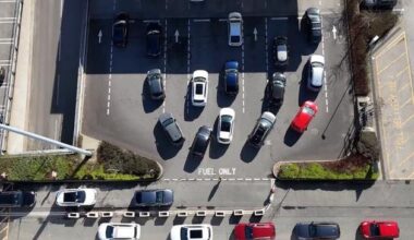 Economic mood darkens as consumers cut spending, sending confidence to a three-year low